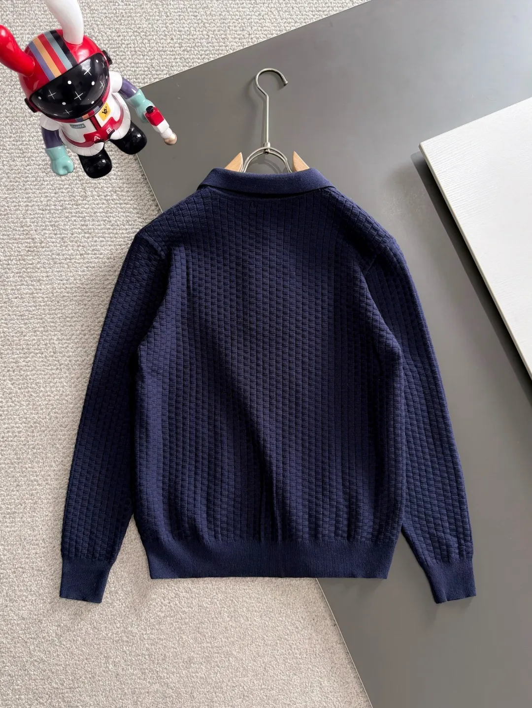 Next day shipping P195 Balenciaga high quality 2026 autumn and winter official website latest sweater, on sale at the same time at the counter Hot Sale! Specially made of wool blended fabric. It feels comfortable and can be directly in contact with the skin. The logo badge is exquisitely embroidered, which is extremely eye-catching! The details highlight the fashionable charm of big brands. Exquisite workmanship. Three-dimensional cutting style. The wearing effect is invincible and handsome! All three standards are complete! Sizes:M-3XL